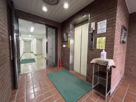 東新産業ビルの外観
