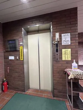 東新産業ビルの外観