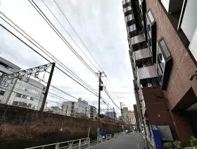 東新産業ビルの外観