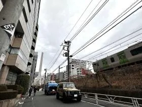 東新産業ビルの外観