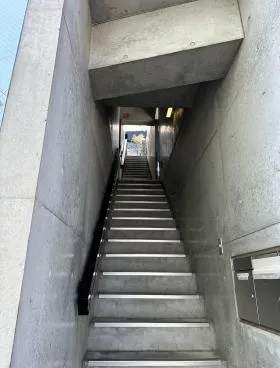 JM227ビルの外観