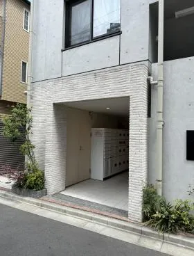 ウェルスクエアイズム千駄ヶ谷ビルの外観