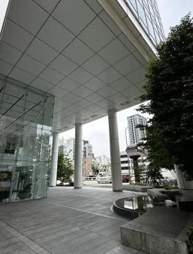 アルペン丸の内タワーの外観