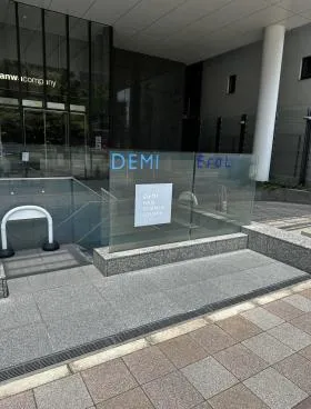 泉ファーストスクエアの外観