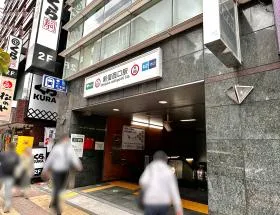 D5出入口から地上に出たら右に進む（小滝橋通り沿いを大久保駅方面に直進）