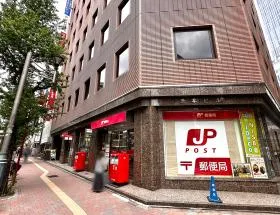郵便局を通過し、右に曲がれば当ビル着