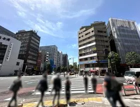 横断歩道で反対側に渡り直進する