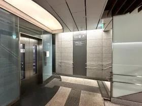 E8出入口を目指す