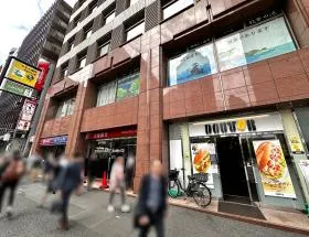 出入口近くにあるドトールコーヒーや北陸銀行などを通過する