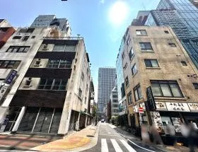地上に出たらそのまま突き当たるまで直進すれば当ビルがある
