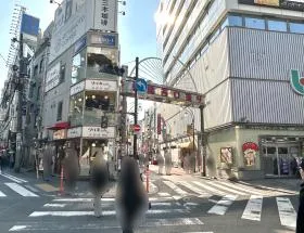 出入口近くにある新橋西口通りを突き当たるまで直進する