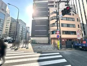 突き当ったら横断歩道で反対側に渡る