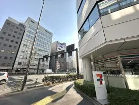 セブンイレブンを通過し、近くの横断歩道で左に渡れば当ビル着