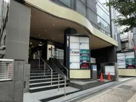 御茶ノ水駅前ビルの外観