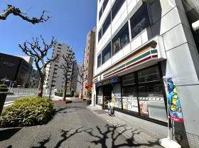 出入口の近くにあるセブンイレブンを通過し、右に曲がる