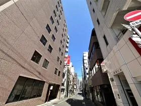 直進すれば当ビル着