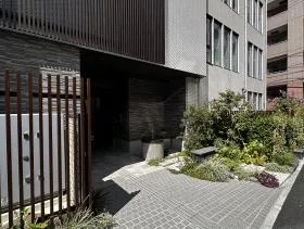 URABANKARAビルの外観
