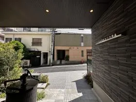 URABANKARAビルの外観
