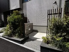URABANKARAビルの外観