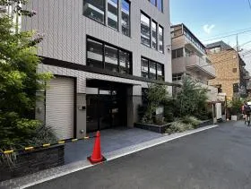 URABANKARAビルの外観
