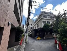 URABANKARAビルの外観