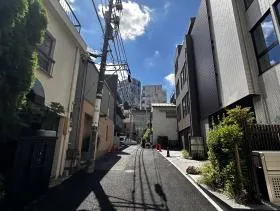 URABANKARAビルの外観
