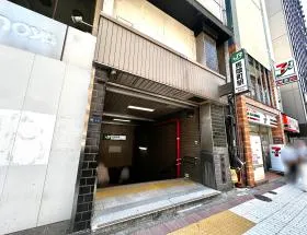 出口1から地上に出たら左に進む