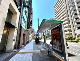 信号を目指して直進すれば当ビル着