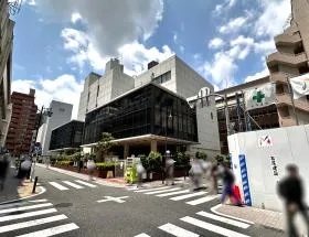 十字路が現れたら反対側(旧三田図書館側)に進む