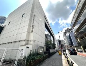 旧三田図書館沿いの細い道を直進する（三田通りまで進む）