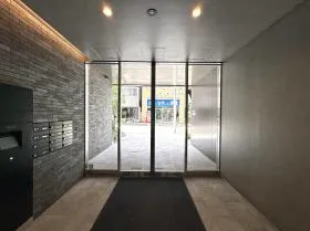 クロスシー新宿御苑前の外観