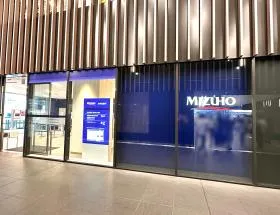みずほ銀行を通過する
