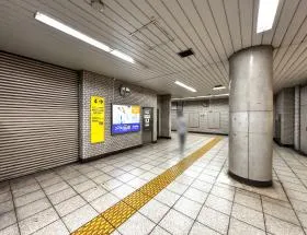 出入口4を目指す