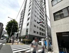 横断歩道が現れたら右に曲がり、少し直進すれば当ビル着