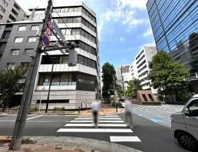 もう少し直進すれば当ビル着
