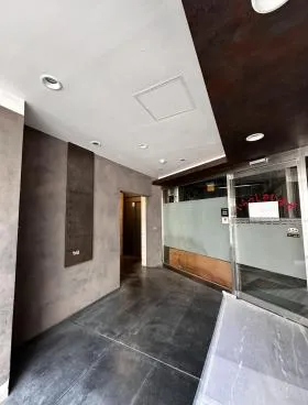 Floor and Walls Hacchoboriビルの外観