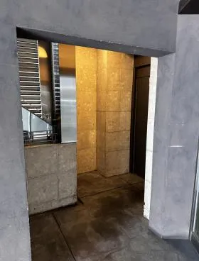 Floor and Walls Hacchoboriビルの外観