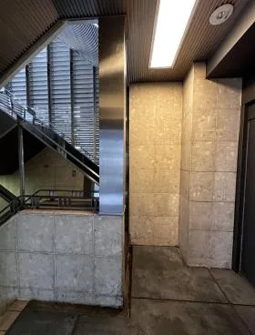 Floor and Walls Hacchoboriビルの外観