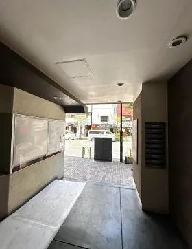 Floor and Walls Hacchoboriビルの外観