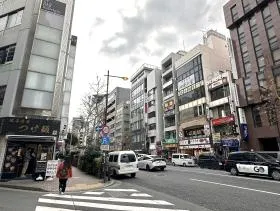 駅を出て左に曲がったら直進する