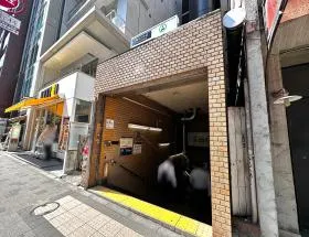 出入口7から地上に出て右に進む
