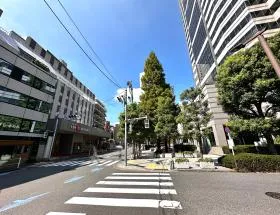 横断歩道を通過、もう少し直進すれば当ビル着