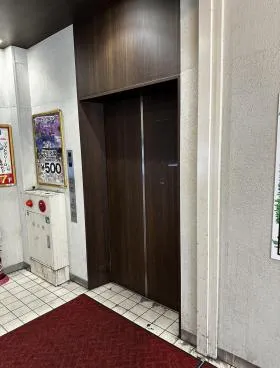 栄ナナイロビルの外観