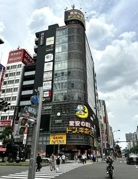 栄ナナイロビルの外観