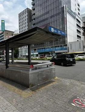 栄ナナイロビルの外観