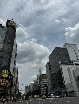 栄ナナイロビルの外観