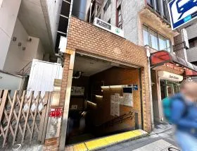 出入口7から地上に出て右に進む（乃木坂方面）