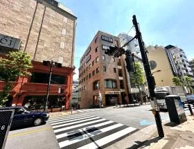 横断歩道で反対側に渡り、細い道に入る