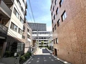 突き当たりまで進み、右に曲がって直進する