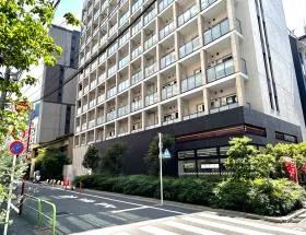 セブンイレブンの手前で左に曲がり、直進すれば当ビル着